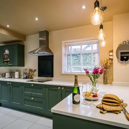 Villa Stunning Detached Lakeland Stone House, Hot Tub