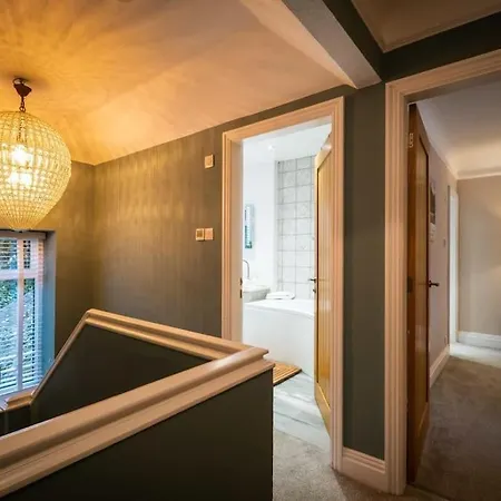 Villa Stunning Detached Lakeland Stone House, Hot Tub *