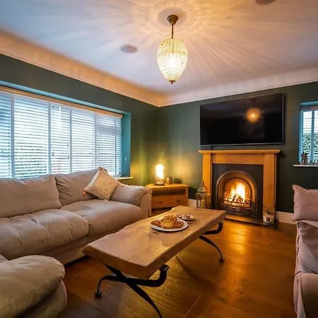 Stunning Detached Lakeland Stone House, Hot Tub Villa *