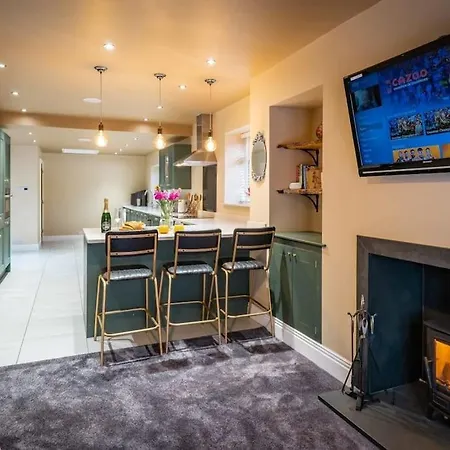Stunning Detached Lakeland Stone House, Hot Tub Villa Bowness-on-Windermere